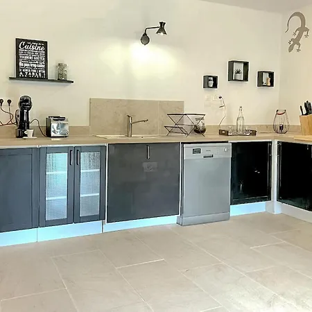 بيت للعطل 5 Bedroom Stunning In